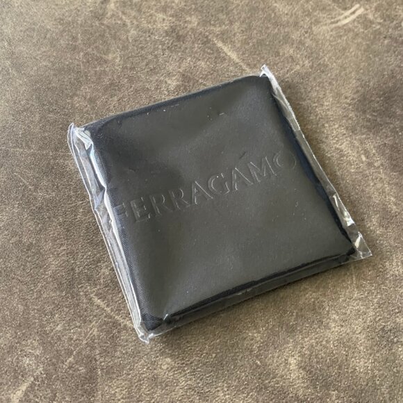 Salvatore Ferragamo Alt Fit Oval Cutaway